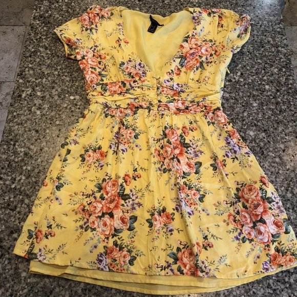 Forever 21 Dresses & Skirts - 3/$10 Forever 21 Floral Dress - Size Small